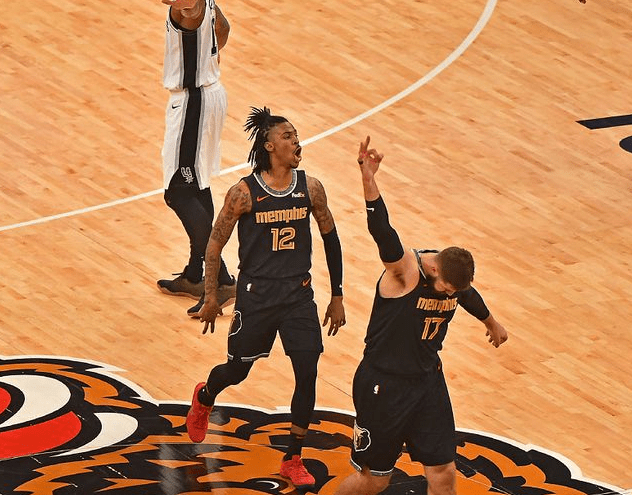 爵士翻盘灰熊，萨姆·米切尔送出助攻