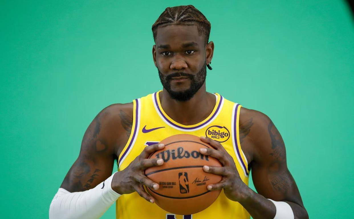 尼克斯血洗湖人，布克高光表现