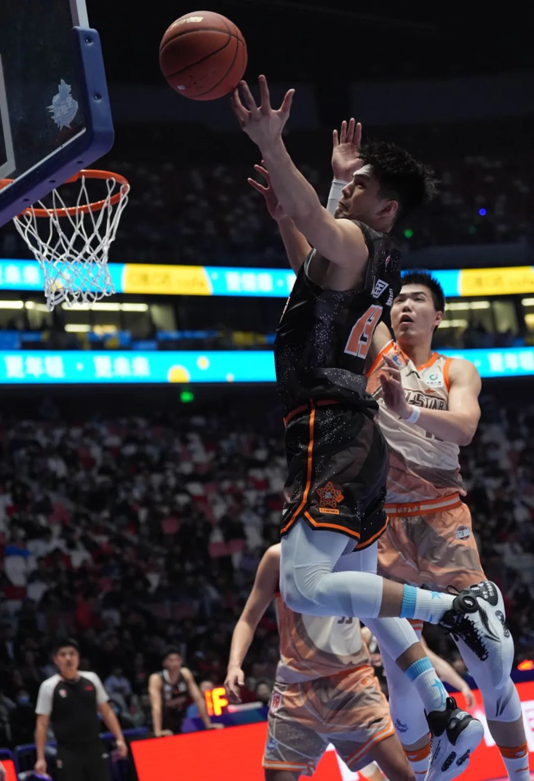 挑战极限！篮球赛场上激烈碰撞