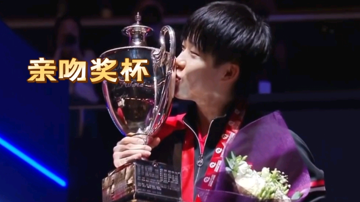 冠军登场瞬间，选手们庆祝夺得头衔