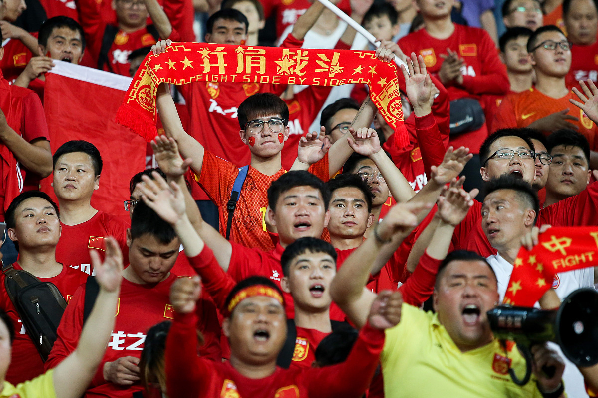 中国职业足球比赛壮观开场,球迷备受激动的简单介绍 中国职业足球比赛壮观开场,球迷备受激动的简单介绍