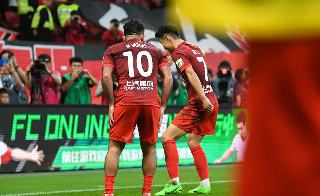 顶尖球队实力激烈对抗，胜负难分