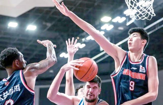 世界篮球赛事拉开帷幕，球员们全面备战