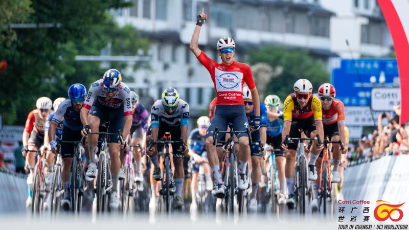 自行车选手速度飞快，一路领先冲刺终点的简单介绍