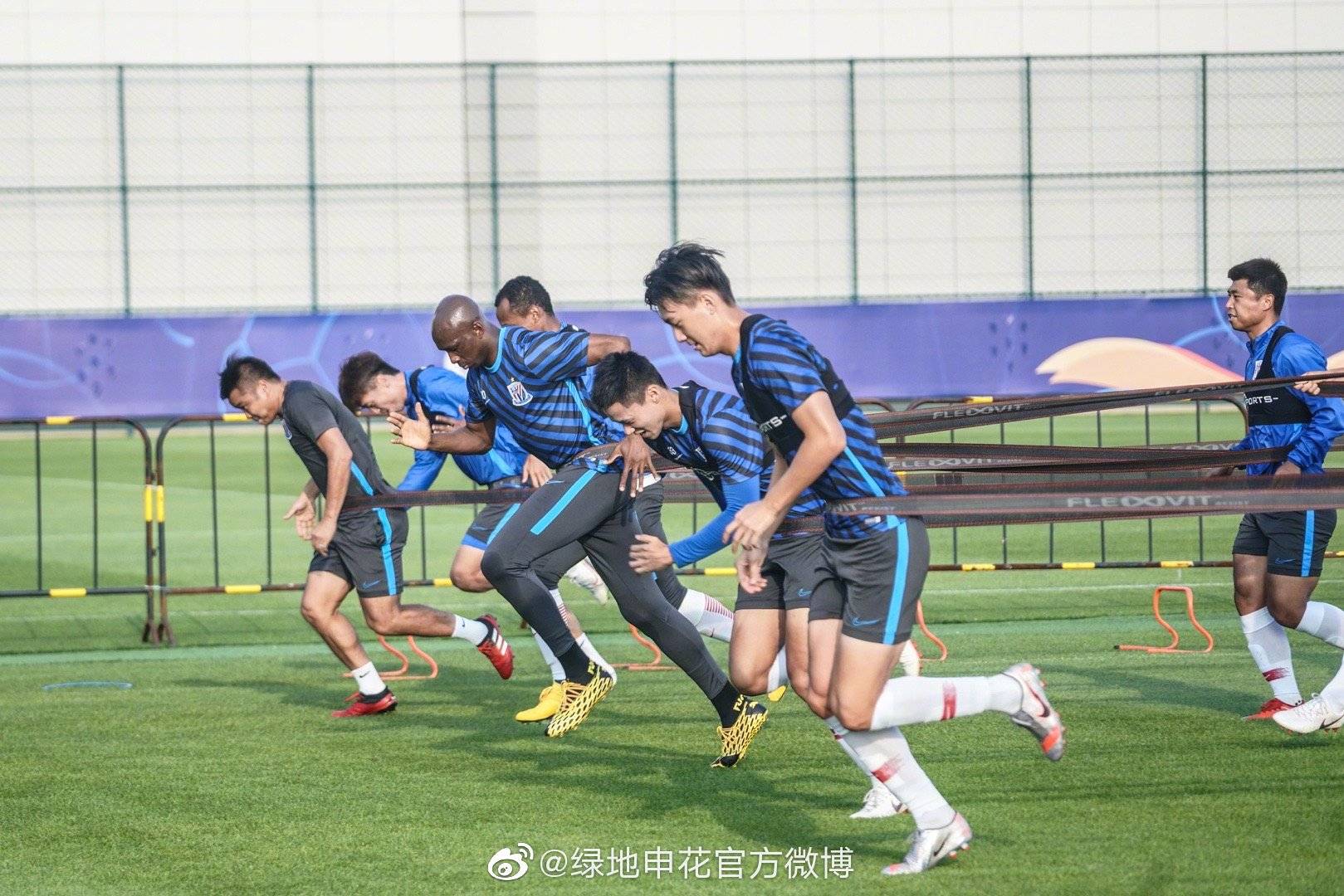 包含上海绿地申花全队备战，迎接重要挑战的词条