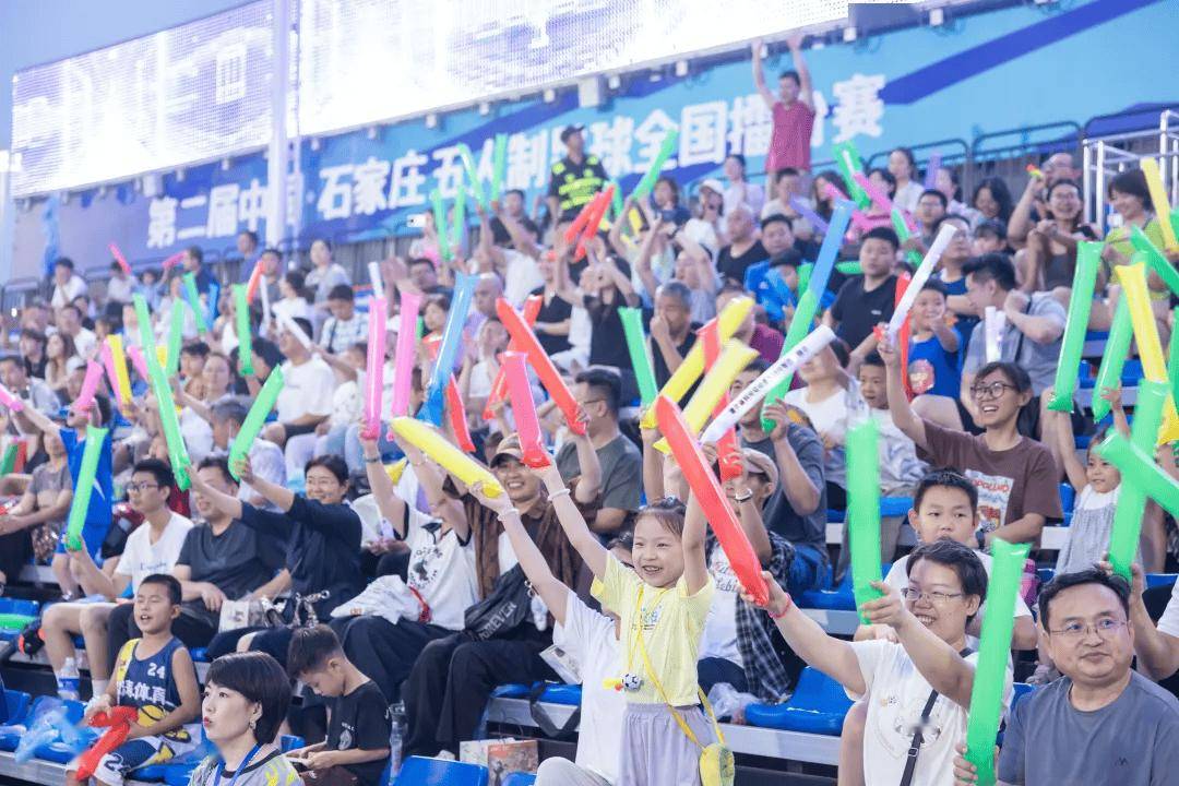 精彩足球比赛收获满满掌声，球迷欣喜若狂的简单介绍