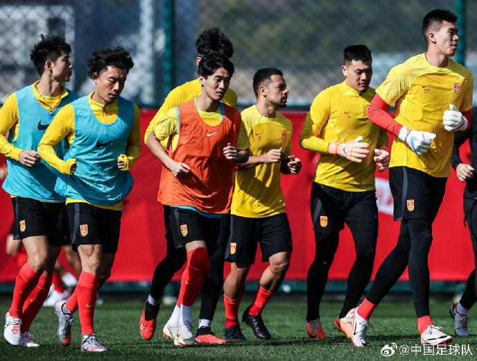 关于国家队球员团结协作，助力球队获胜的信息