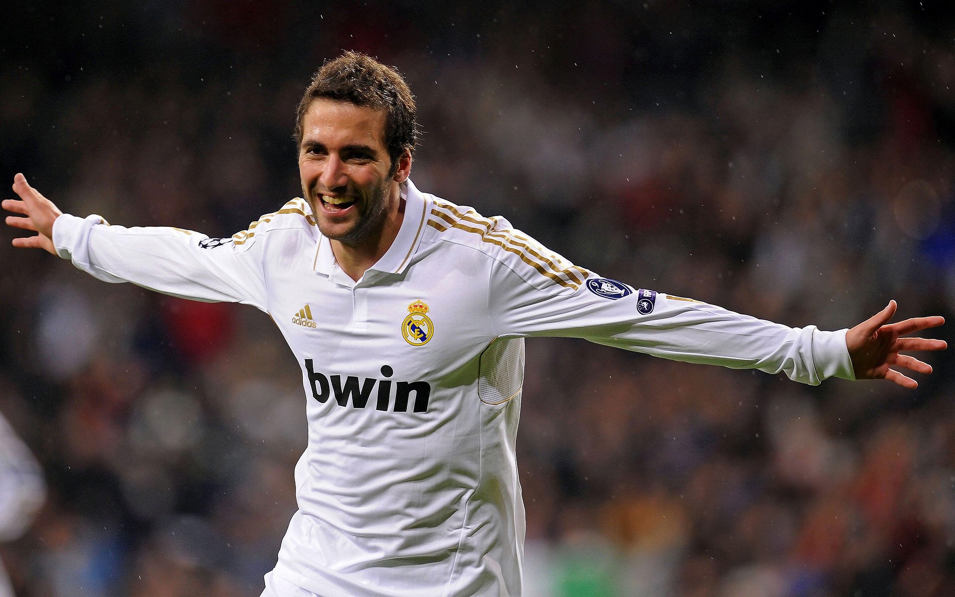 当欧冠决赛遇上德甲巨人,拜仁提前终结悬念,佛罗伦萨的童话与现实