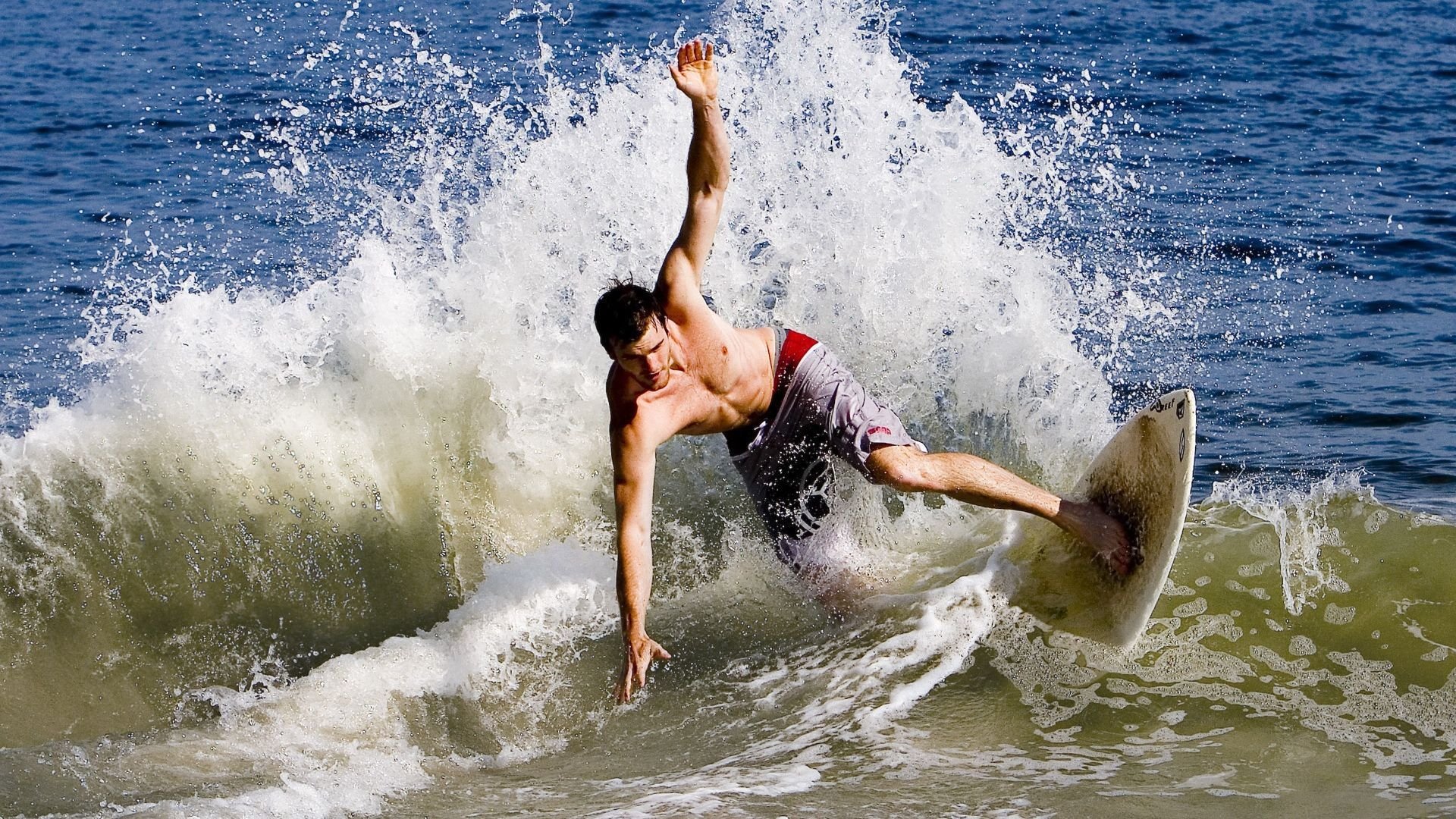 哈斯车队险胜红牛车队，拉塞尔关键制胜，一场改写F1格局的经典战役